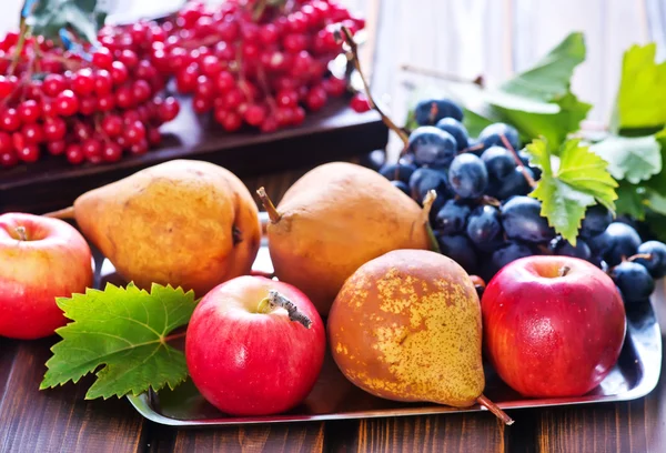 Осенние фрукты на деревянном столе — стоковое фото