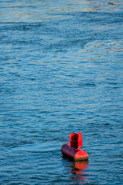 Поверхность воды Красного буя — стоковое фото