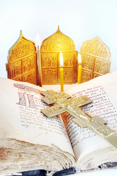 Православные христианские Натюрморт с открытым древней Библии и металла крест на светлом фоне Лицензионные Стоковые Фото