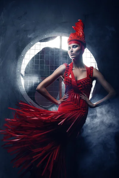 Модель в красном платье — стоковое фото
