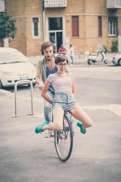 Молодой мужчина и женщина верхом велосипед — стоковое фото
