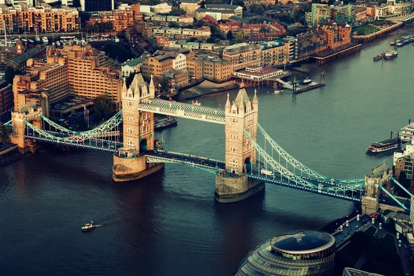 Лондонский вид с воздуха с Тауэрским мостом во время заката — стоковое фото