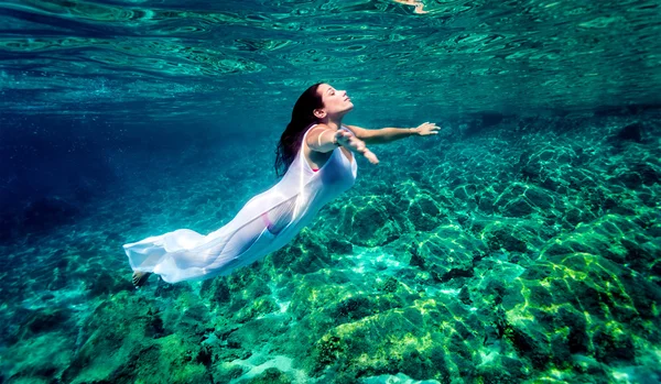 Красивая женщина расслабляющий в воде — стоковое фото