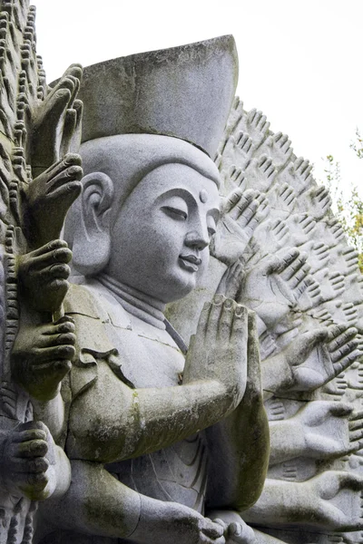 Красивая статуя Будды в парке Стоковое Фото