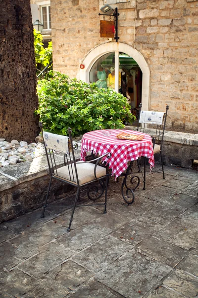 Два стула и стол на летней террасе старого ресторана — стоковое фото