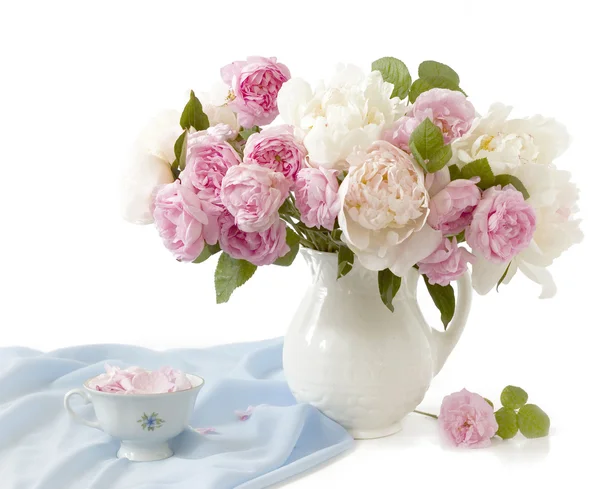 Богатая связка пионов и роз чая в вазе, изолированной на белом — стоковое фото