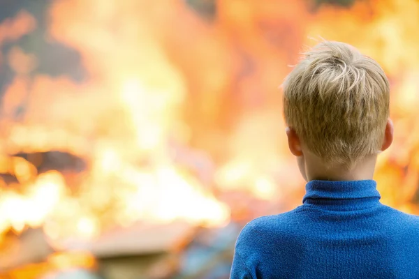 Ребенок на сжигание дом фон Лицензионные Стоковые Изображения