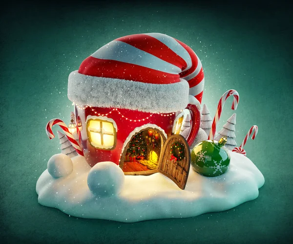 Удивительно сказочный дом в шляпе эльфы, оформленный на Рождество в форме Кубка Кофеварка с открытой дверью и камин внутри. Необычные Рождество Иллюстрация — стоковое фото