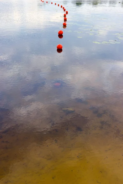 Поверхность озера с красные шары — стоковое фото