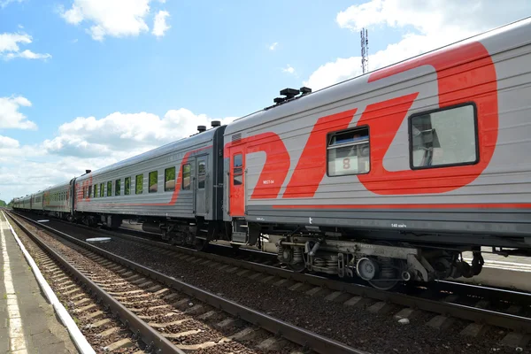 Гусев, Россия - 04 июня 2015: пассажирский поезд расходов на рейку Стоковое Изображение