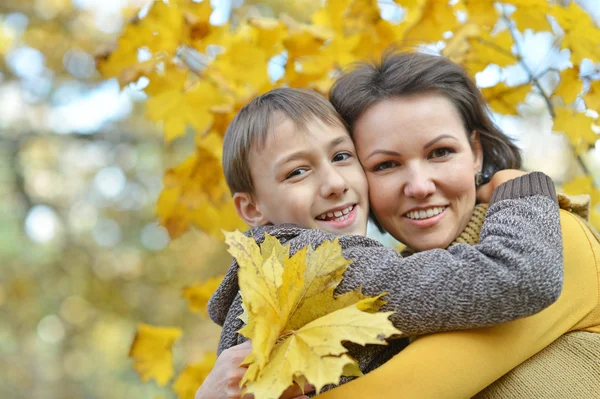 Мать с мальчиком в Осенний парк — стоковое фото