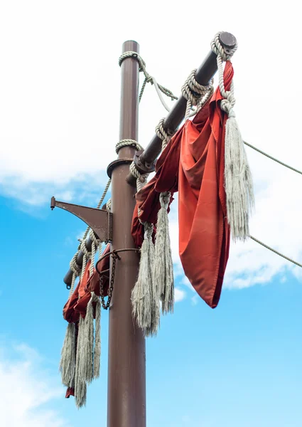 Старое парусное судно ставит мачту с красными парусами — стоковое фото