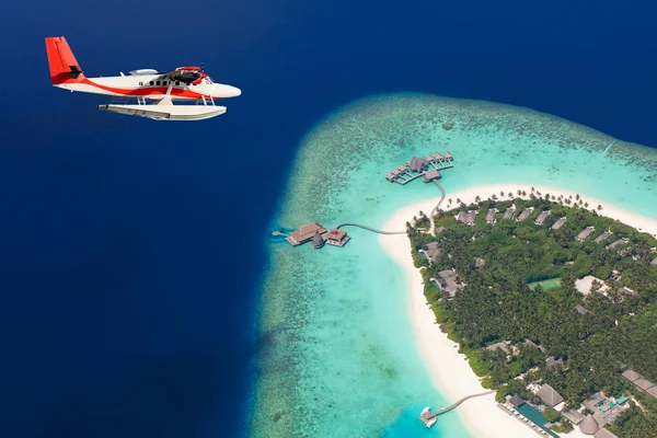 Море самолет, летящий над Мальдивы острова Стоковое Изображение