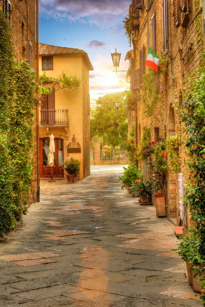 Красочные улица в Пиенце, Тоскана, Италия — стоковое фото