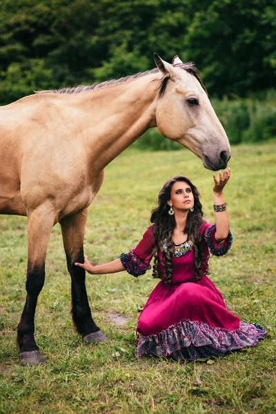 Красивые цыган в фиолетовое платье Лицензионные Стоковые Фото