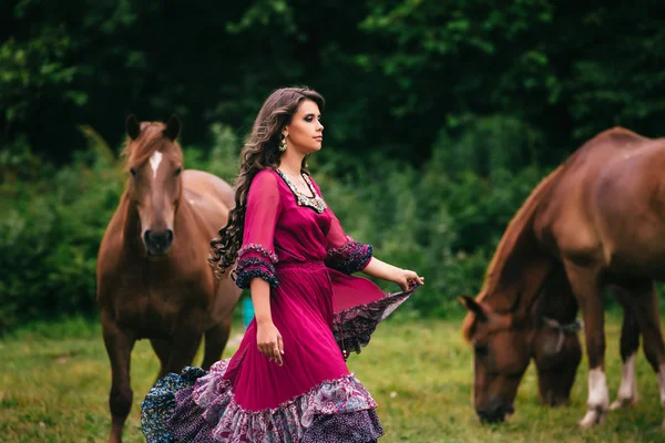Красивые цыган в фиолетовое платье Стоковая Картинка
