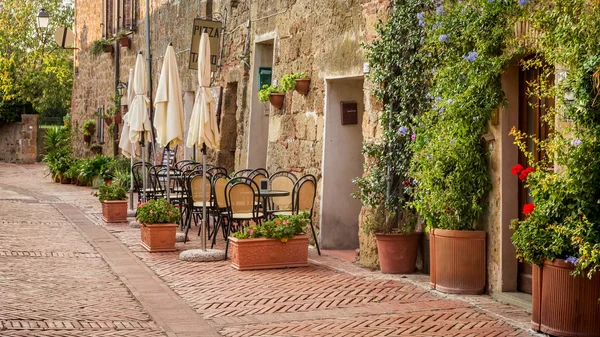 Красивая улица, украшенная цветами, Италией — стоковое фото
