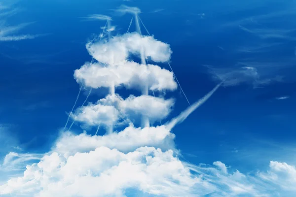 Пиратский корабль или парусом лодка в форме море облаков концепции — стоковое фото