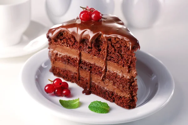 Вкусный шоколадный торт на табличке на столе на светлом фоне Стоковое Фото