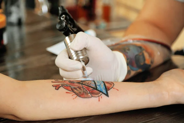 Художник татуировки на работе, макро — стоковое фото