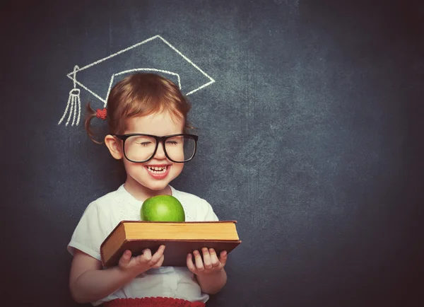 Девочка школьница с книгами и apple в школьный совет — стоковое фото