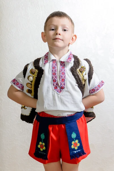 Украинского мальчика гордостью носить традиционный костюм — стоковое фото