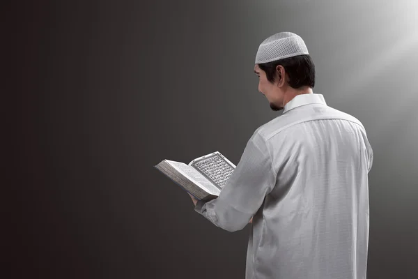 Мужчина-мусульманин, чтение Корана — стоковое фото