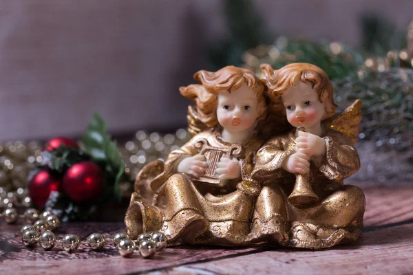 Рождественские ангелы, поющие и играющие на арфе и трубе — стоковое фото