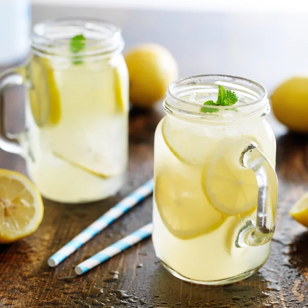 Лимонад в jar — стоковое фото