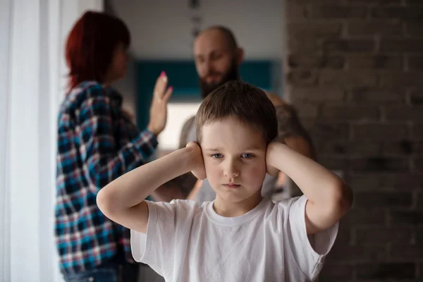 Грустно, Отчаянные маленький мальчик во время ссоры родителей — стоковое фото