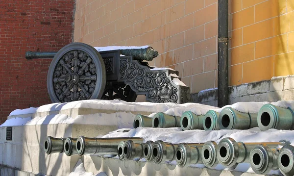 Старые пушки, показано в Московском Кремле — стоковое фото