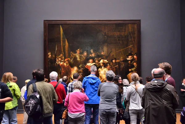 Амстердам, Нидерланды - 6 мая 2015: Посетителей на знаменитой картины «Ночной дозор» в Рейкс музее — стоковое фото