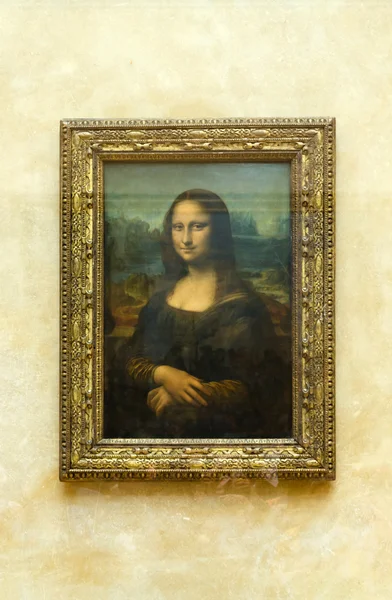 Париж, Франция - 13 мая 2015: Leonardo Davinci «Мона Лиза» в музее Лувр Лицензионные Стоковые Фото