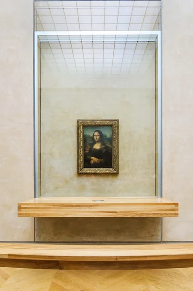 Paris, France - May 13, 2015: Leonardo DaVinci's "Mona Lisa" at Louvre Museum Стоковое Фото