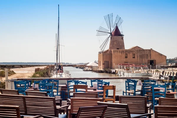 Бар с видом Mozia солончаки и старой мельницы в городе Marsala — стоковое фото