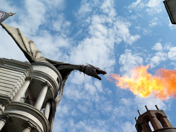 Дракон на Диагон Элли возле Гарри Поттер ездить на универсальные S — стоковое фото