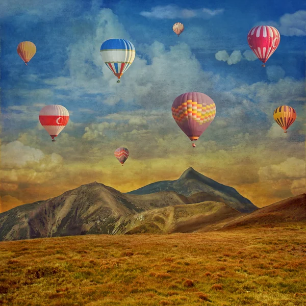 Гранж изображение красочных воздушных шаров против неба. — стоковое фото