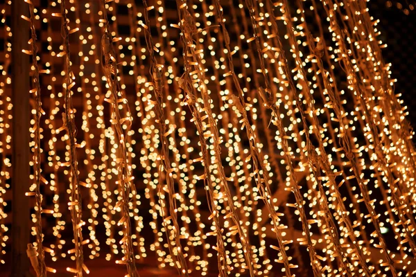 Рождественские украшения с золотым огнями — стоковое фото