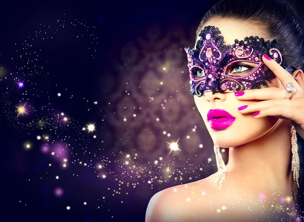 Сексуальная женщина, носящая маску карнавала Лицензионные Стоковые Изображения