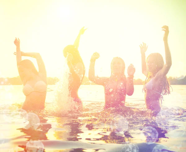 Девочки, играющие на пляже — стоковое фото