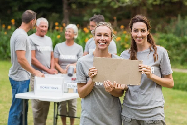 Счастливая семья добровольцев, холдинг пожертвование коробки — стоковое фото
