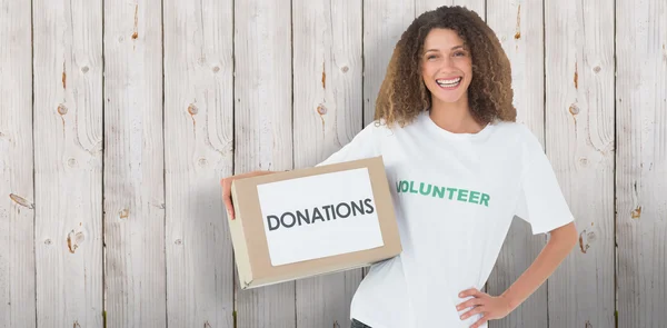 Улыбаясь добровольцев держа коробку пожертвования — стоковое фото