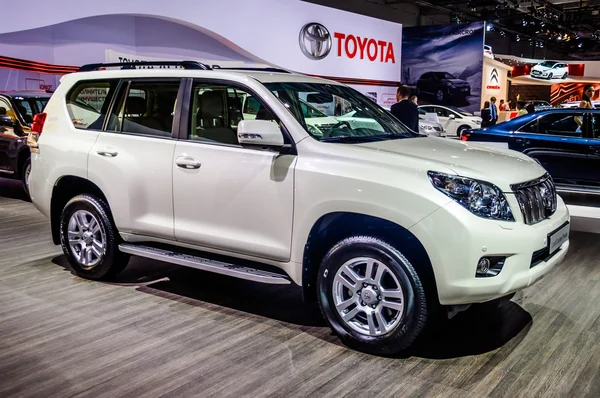 Москва, Россия - Август 2012: Toyota Land Cruiser Prado J150 представлен как мировой премьеры на 16-й Mias Московский Международный Автомобильный Салон 30 августа 2012 года в Москве, Россия — стоковое фото