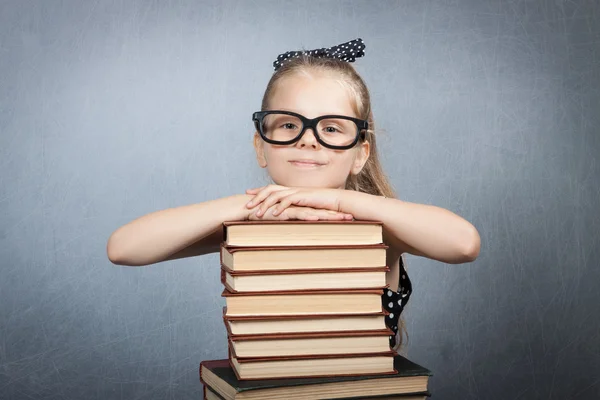 Умная девочка с стопку книг Лицензионные Стоковые Фото