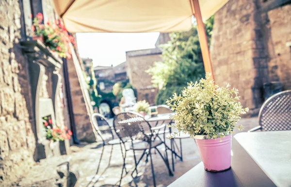 Кафе на старой улице в Европе с ретро старинным стилем Instagram — стоковое фото
