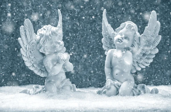 Маленькие ангелы-хранители в снегу. Рождественские украшения — стоковое фото