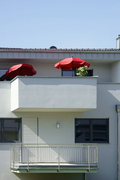 Балкон с зонтом — стоковое фото