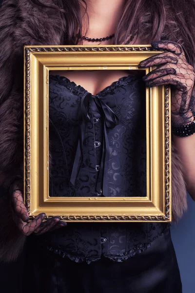Женщина, держащая Старинная золотая рамка Стоковая Картинка