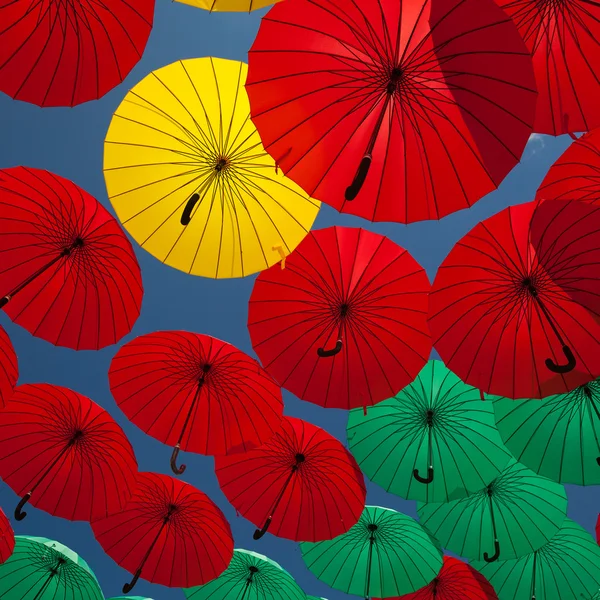 Яркие красочные зонтики — стоковое фото