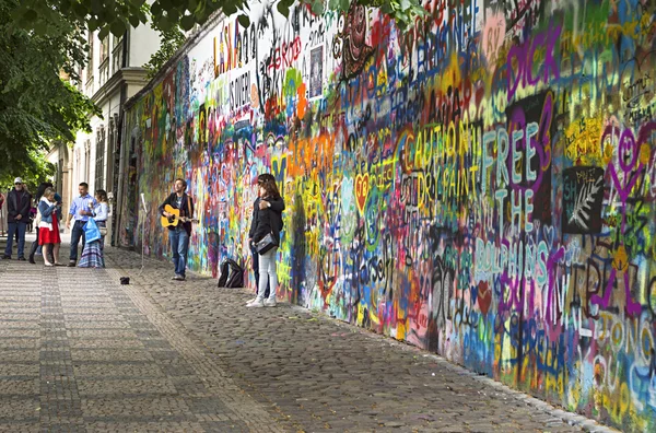 Прага, Чешская Республика - 21 мая 2015: Джон Леннон стены с uni Стоковое Фото